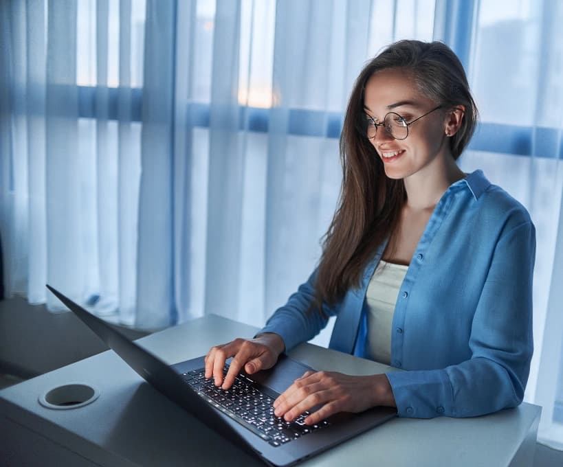 Colaboradora usando a intranet